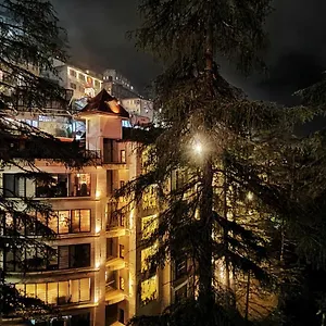 Royale Retreat & Near Mall Road Hotel